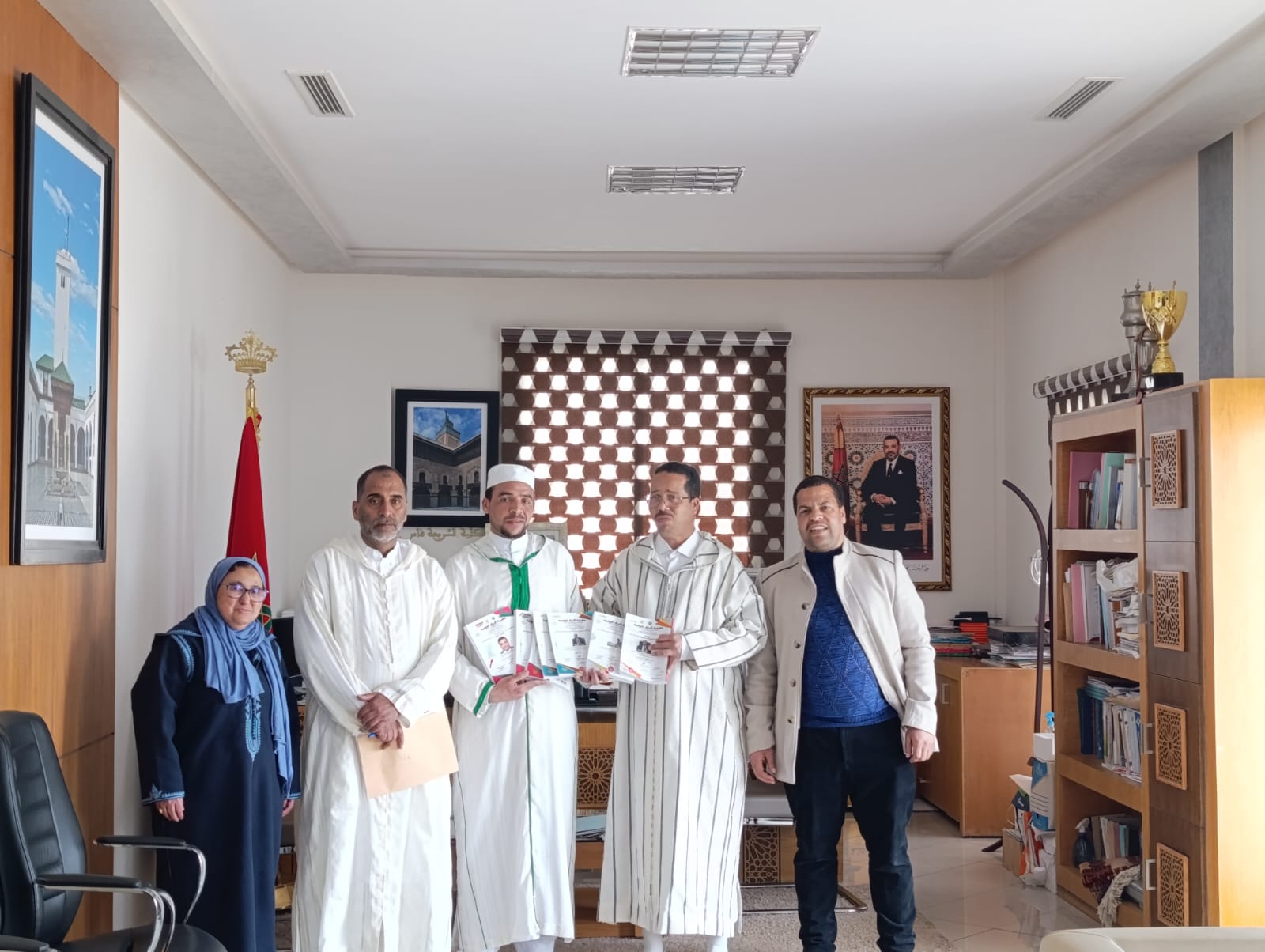 صور من إهداء نسخ من اعداد مجلة آفاق الدولية للدراسات العلمية والأبحاث المبتكرة للسيد عميد كلية الشريعة بفاس