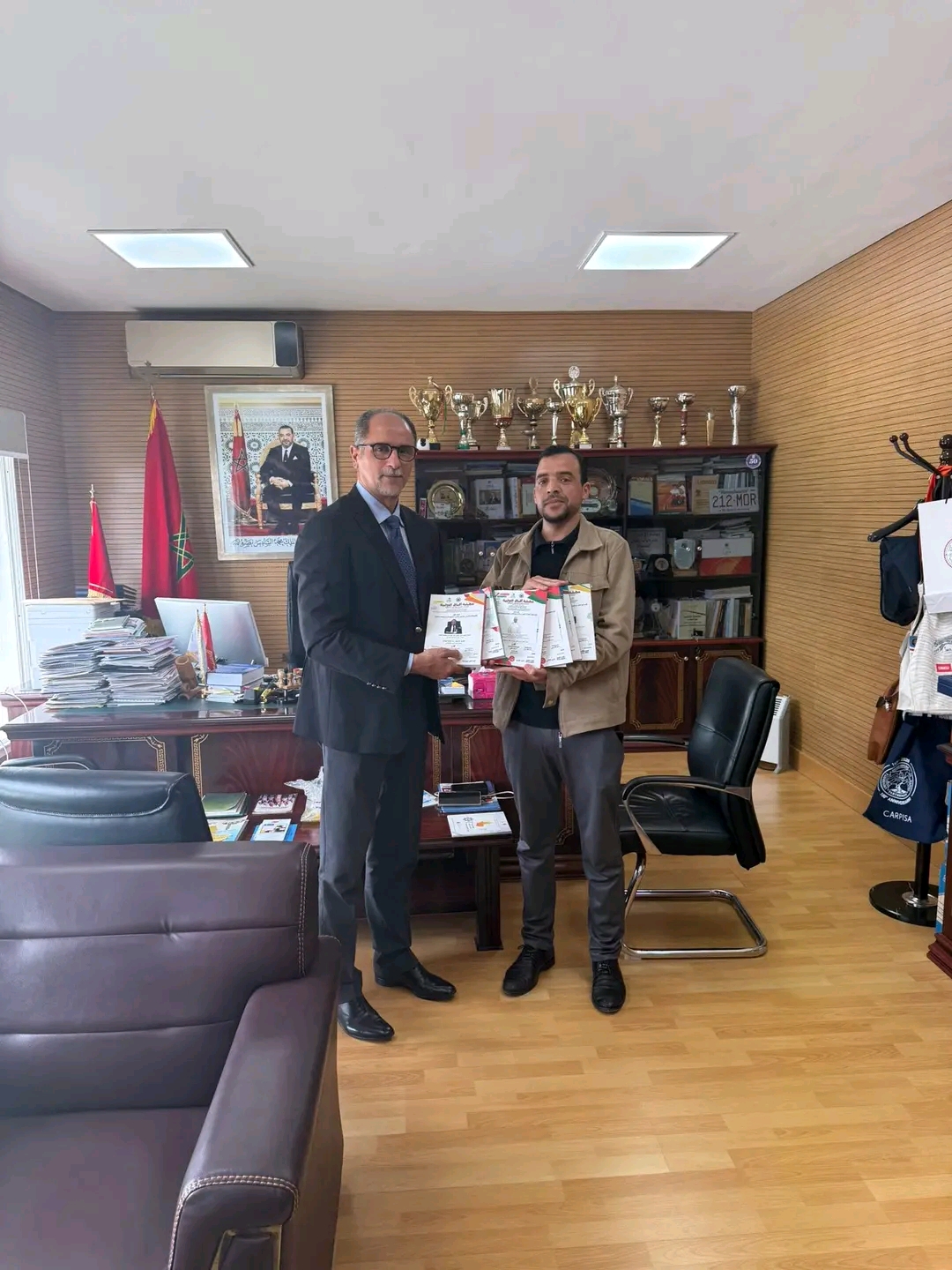 مع عميد كلية العلوم القانونية والاقتصادية والاجتماعية بفاس، لإهداء نسخ من مجلة آفاق الدولية للدراسات العلمية العلمية المبتكرة الصادرة عن مركز آفاق الدولي للبحث والابتكار لعمادة كلية الحقوق بفاس